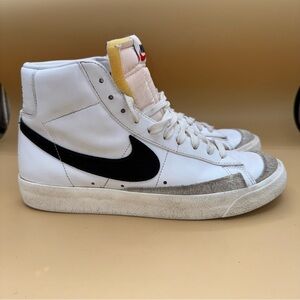 Nike‎ Blazer Mid ‘77 Vtg-Style White and Black High-Top Sneakers, Women’s 10 EUC